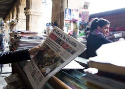 El diario en el popular quiosco de 'Fermín' en la Plaza Mayor / David Arranz-ICAL/