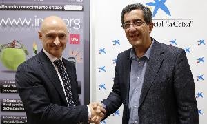 Fernando Lores, de La Caixa, y Félix Revilla, de Inea, sellan el acuerdo. / El Norte/