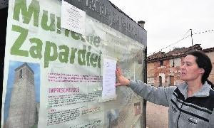 Carmen Gonzalez lee el bando de la Alcaldía que anuncia la devolución del importe de algunas tasas municipales. / Fran Jiménez/