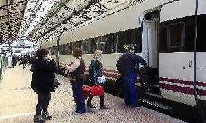 Pasajeros suben al AVE en la estación de Campo Grande. / A. QUINTERO/
