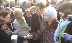 La duquesa de Alba y su esposo, Alfonso Díez, saludan a unas mujeres a su llegada a Carrión de los Condes. / Merche de la Fuente/