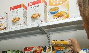 Estanterías de productos del economato de Cáritas. / A. De Torre/