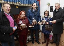 Un momento de la entrega de los productos a la cofradía. / A. QUINTERO/