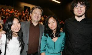 David Gómez (derecha) junto a dos de las protagonistas del documental y el embajador de China. / Almeida/