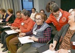 Participantes en uno de los talleres de Memoria que realiza la Cruz Roja de Valladolid. H. Sastre/