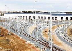 Playa de vías y naves del nuevo complejo ferroviario en el Páramo de San Isidro. / G. V./