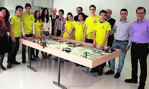 Los alumnos, con el delegado, el director de Educación y profesores. / El Norte/