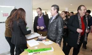 Asistentes al simposio de Villamuriel se inscriben el pasado jueves./ Antonio Quintero./