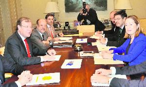 El consejero Antonio Silván y el alcalde, Javier León de la Riva, con la ministra Ana Pastor. / IÑAKI BILBAO/