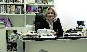 María Esther Martínez Quinteiro, en su despacho del Centro de Estudios de la Mujer de la Usal en el antiguo colegio San Bartolomé. / Almeida/