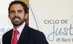 Jaime Sanz, promotor de la iniciativa legislativa, en el Ciclo de Justicia de El Norte. / R. Gómez/