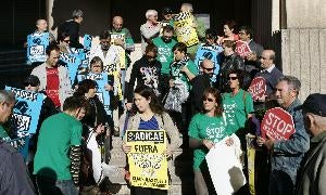 Afectados por las cláusulas suelo de las hipotecas protestan frente a los juzgados de Miranda de Ebro. / Avelino Soto/