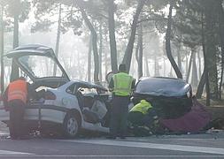 Los dos vehículos siniestrados en Mata de Cuéllar./ Cruz Catalina/
