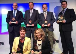 Jesús Julio Carnero, José Antonio de Paz, Julio Herrero, Martín Martín, Ana del Fraile y Elena Martín posan con los galardones en el Museo de la Ciencia de Valladolid. / Foto: Ramón Gómez | Vídeo R. Ucero y D. Gónzalez/