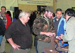 Un joven se interesa por artículos de caza en un puesto. / J. C. DIEZ/