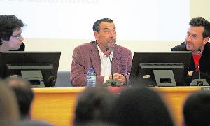 José Luis Garci, durante la conferencia ofrecida con motivo del X Congreso de novela y cine negro. / Almeida/