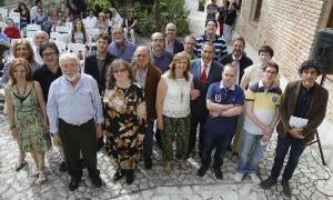Finalistas del Certamen 'Umbral de poesía' que han podido asistir al acto junto a los organizadores del evento./ G. Villamil/