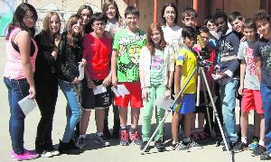 Alumnos de primero de Secundaria del instituto Arca Real, con la profesora Olga Gómez, en la observación solar en el patio. / EL NORTE/