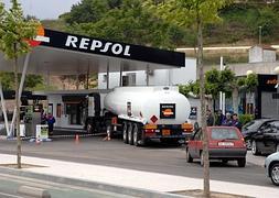 Un camión cargado con carburante reposta en una gasolinera de la avenida de Salamanca en Valladolid . / R. Otazo/