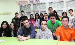 Diego posa junto a sus compañeros de clase en el instituto Vega del Pirón./ A. Tanarro/