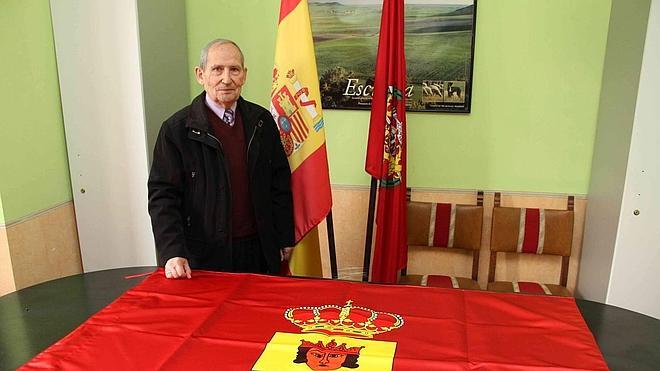 El alcalde, José Miguel Mieres, junto a la bandera y el escudo. /