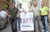 Jesús Cisneros, Antonio Vico, Pedro Reyes y Josu Ormaetxe posan con el cartel de la obra. / Í. IBÁÑEZ/