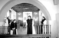 Las cuatro religiosas que forman la comunidad cisterciense de Alconada, en la capilla. / M. DE LA FUENTE/