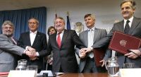 El ministro de Sanidad celebra el acuerdo con los miembros de los sectores que han firmado el convenio. / JAVIER LIZÓN-EFE/