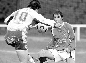 Óscar intenta impedir el pase de un jugador del Jher Íscar, en el partido disputado la temporada pasada en El Hospital. / ANTONIO DE TORRE/