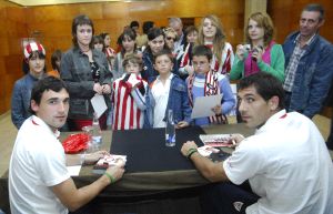 Zubiaurre e Iraizoz firman autógrafos