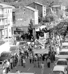 La manifestación recorre ayer Puente Almuhey. / J. C. DIEZ/