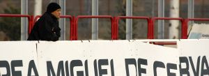 El entrenador neozelandés Lewis Williams observa en soledad el partido entre el Cetransa y el Direito. / MIGUEL ÁNGEL SANTOS/