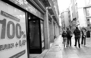 Anuncio de una oferta de hipoteca en una entidad de ahorro de la capital segoviana. / ELENA RUBIO/
