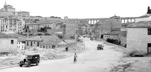 1951. Aspecto de la avenida de Fernández Ladreda, construida para mejorar el acceso a Segovia desde la carretera de Madrona. Ya se están levantado los nuevos edificios, pero todavía puede verse a la derecha el pretil del arroyo Clamores, que descendía a San Millán. La foto está tomada por Río. / COLECCIÓN DE JUAN IGNACIO DAVÍA/