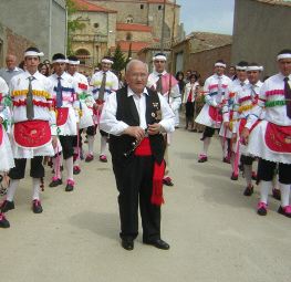 Ricardo Gutiérrez con el Grupo de Danzantes de Villafrades. / P. C./