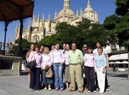 El diputado de Turismo, José Carlos Monsalve, posa junto con los guías. / ANTONIO DE TORRE/