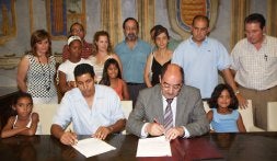 Firma del protocolo de hermanamiento, ayer. / P. G./