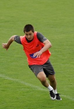 Haris Medunjanin esprinta durante uno de los entrenamientos con el equipo./ MIGUEL ÁNGEL SANTOS/