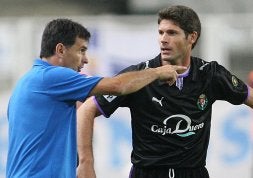 Mendilibar da instrucciones a Vivar Dorado para que se coloque y domine el centro del campo durante el partido ante el Espanyol / RAMÓN GÓMEZ/