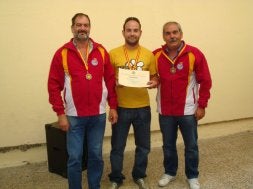 Carlos Solís (i) e Isidro Lorenzo (d) posan ayer con sus medallas. / EL NORTE/