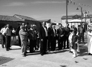 Vecinos y autoridades durante el acto inaugural de la pieza. / I. R/