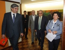 El ex ministro (segundo por la derecha), acompañado por el presidente del patronato del Colegio (detrás). / M. Á. S./