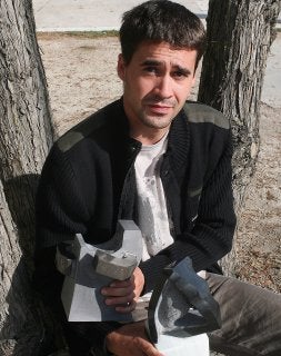 Alberto García, con dos de sus maquetas. / R. GÓMEZ/