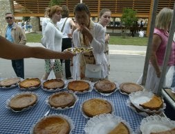 Feria del azúcar en una localidad alavesa. / I. AIZPURU/