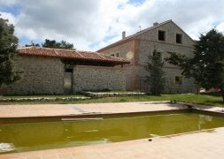 Exterior de la casa forestal de Fuentemacanda, perteneciente a la jurisdicción de Cuéllar. / M. RICO/