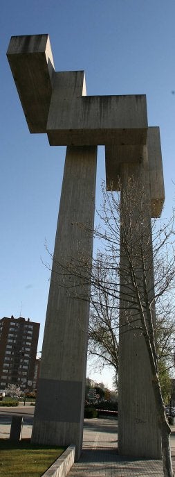 'Inversión VIII', escultura de Mateos en Valladolid. / RAMÓN GÓMEZ/