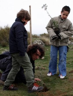 Plantación de encinas por el colectivo./ EL NORTE/