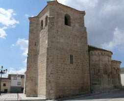 Torre y cabeceras románicas de la iglesia de San Julián y Santa Basilisa./