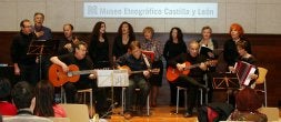 Los componentes del grupo Cantigas aos Domingos actúan en el Museo Etnográfico./ LUIS CALLEJA/