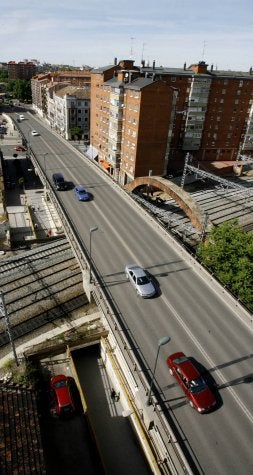 Vista del Paseo del Arco de Ladrillo sobre las vías del tren./ GABRIEL VILLAMIL/